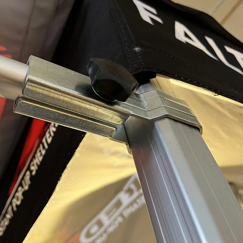 Kšilt pro střechu nůžkového párty stanu